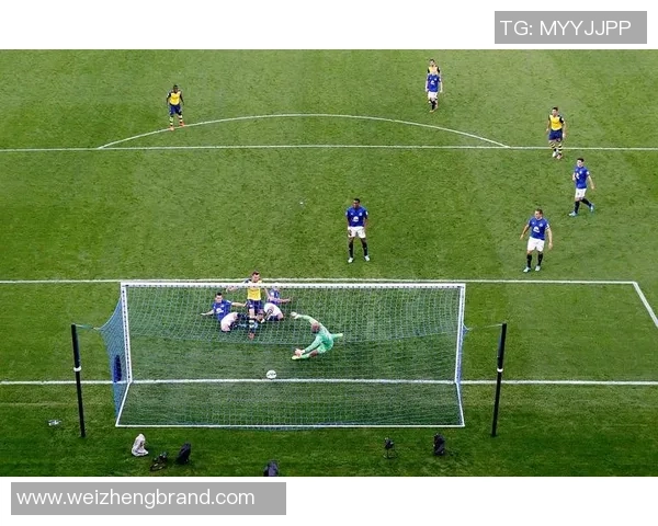 足球球星背后的女神们：他们的支持与光芒如何助力球场上的辉煌成就