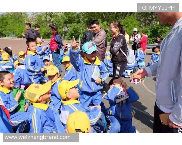 球星携子踏上足球场温馨亲子时光 展现运动魅力与家庭情感纽带